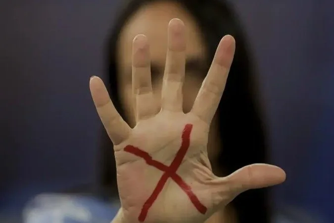 Violência muda rotina e escolhas de 98% das mulheres no Brasil