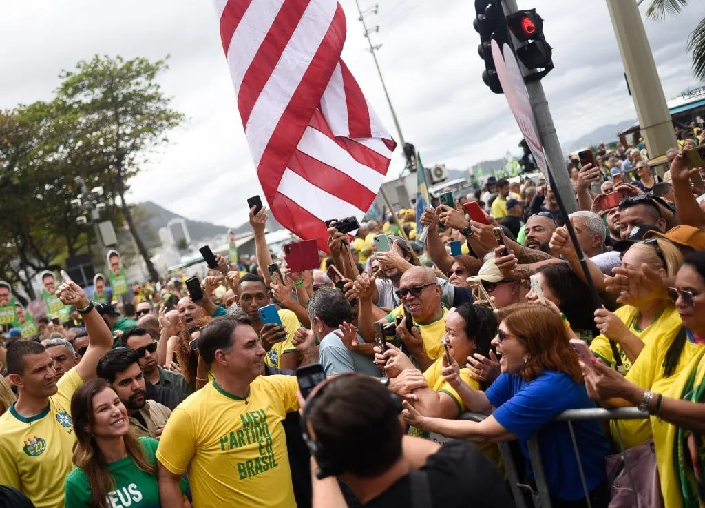 Eduardo Bolsonaro ataca Lula ao justificar bandeira dos EUA em ato com Flávio