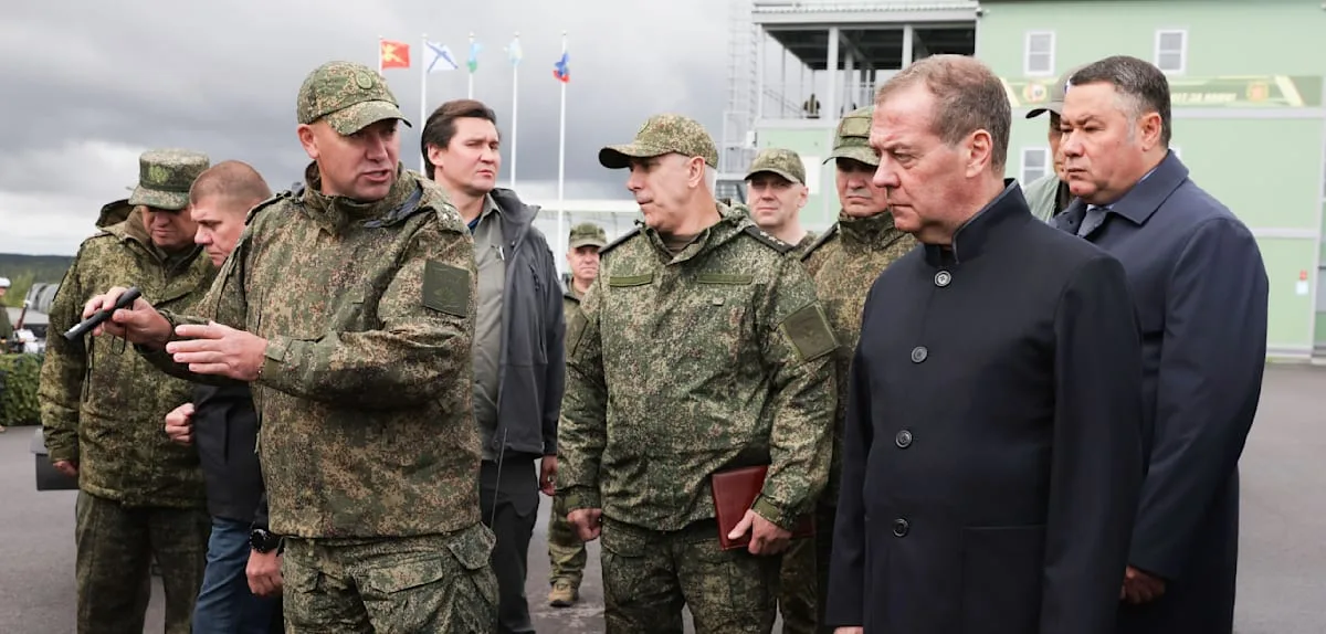 Medwedew fordert „direkte militärische Abschreckung“ wegen „russophober Grausamkeiten“