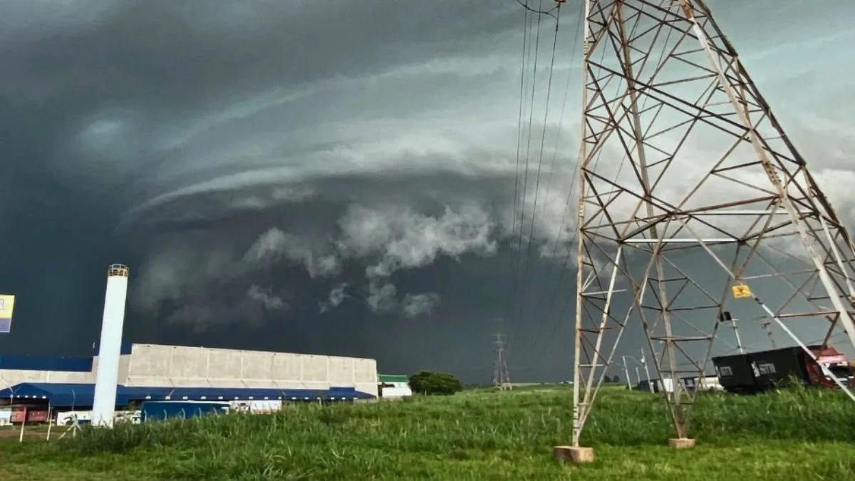 Frente fria deixa 6 estados em alerta para ‘chuvarada’ e vendavais; veja onde pode registrar até 200 mm