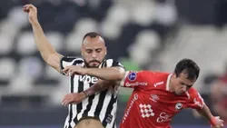VÍDEO: antigo avançado do Benfica candidata-se ao falhanço do ano