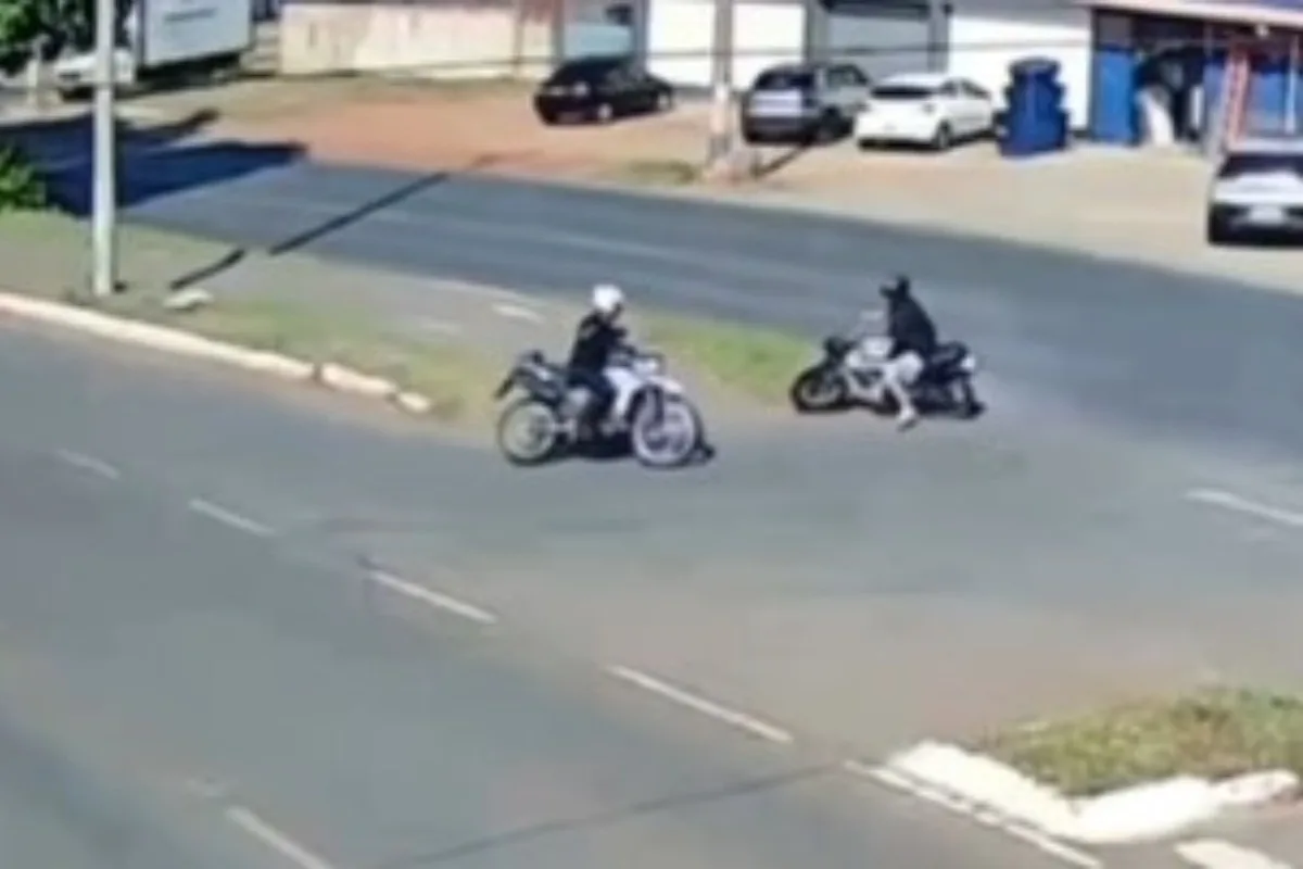 Motociclista faz manobra e dá "olé" em policial durante fuga no DF