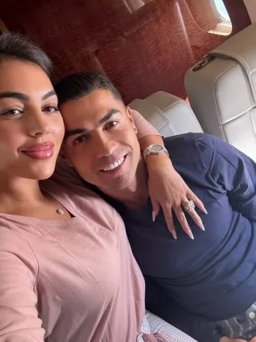 Apresentadora surpreende ao revelar quando família descobriu casamento de Cristiano Ronaldo e Georgina Rodríguez, e decisão sobre bens Apresentadora surpreende ao revelar quando família descobriu sobre casamento de Cristiano Ronaldo e Georgina Rodríguez (Reprodução/Instagram)