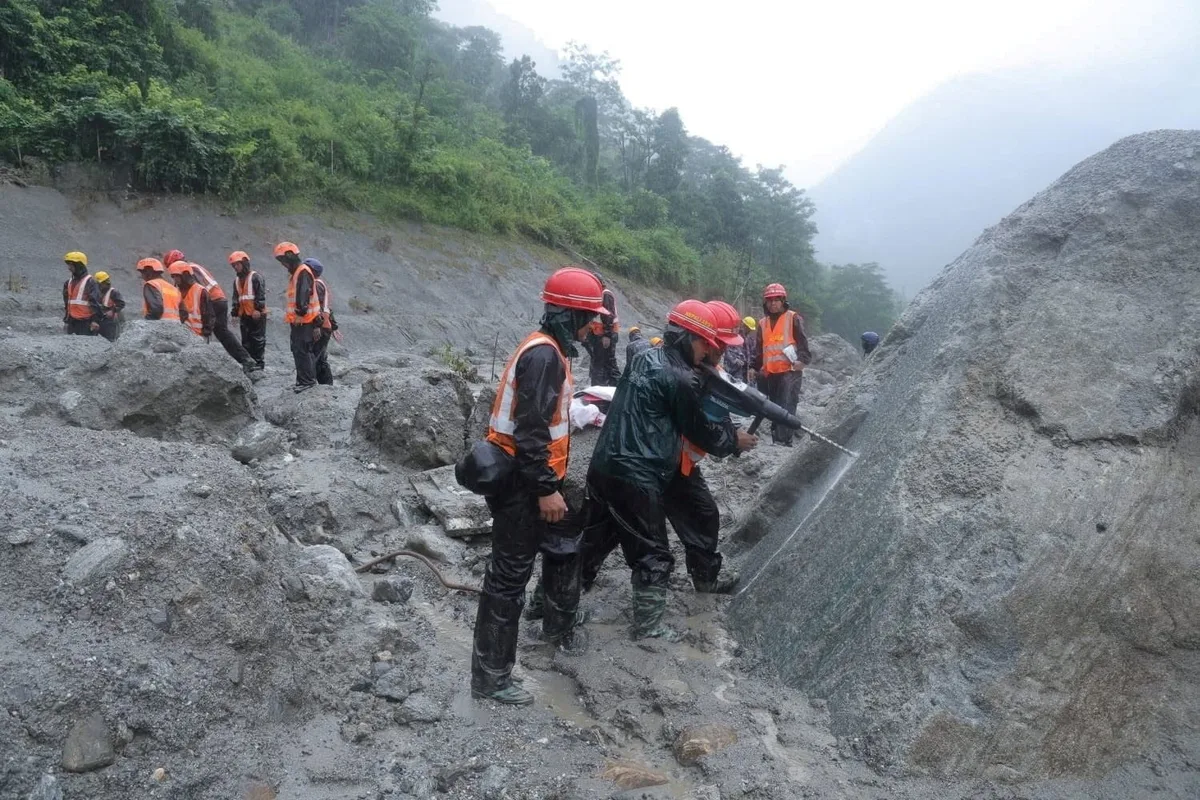 Deslizamento de terra provoca nova enchente no Nepal e alerta de evacuação