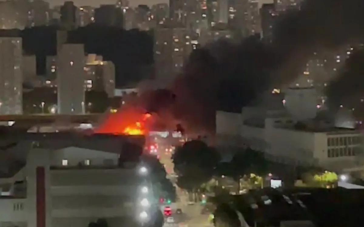 Incêndio atinge galpão comercial no Cambuci, no Centro de SP