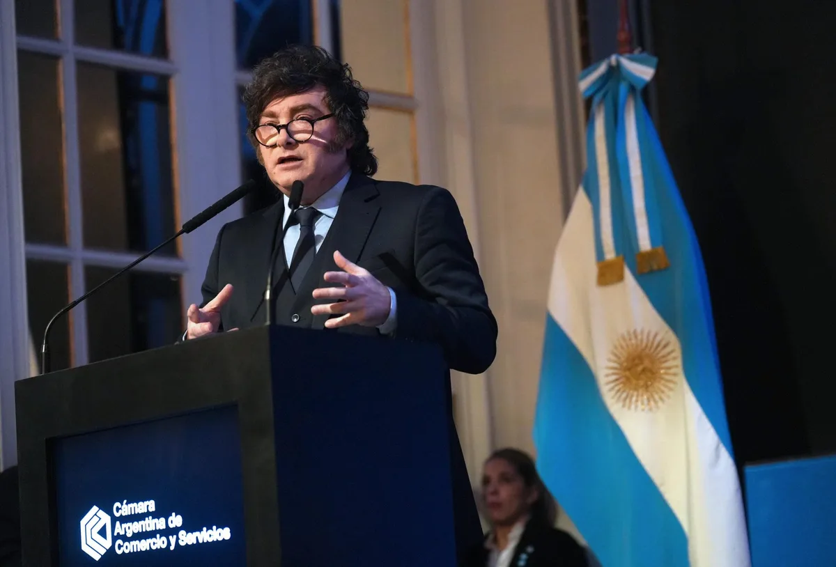 Las caminatas del León, el ministro blindado y los sueldos millonarios que sobrevivieron