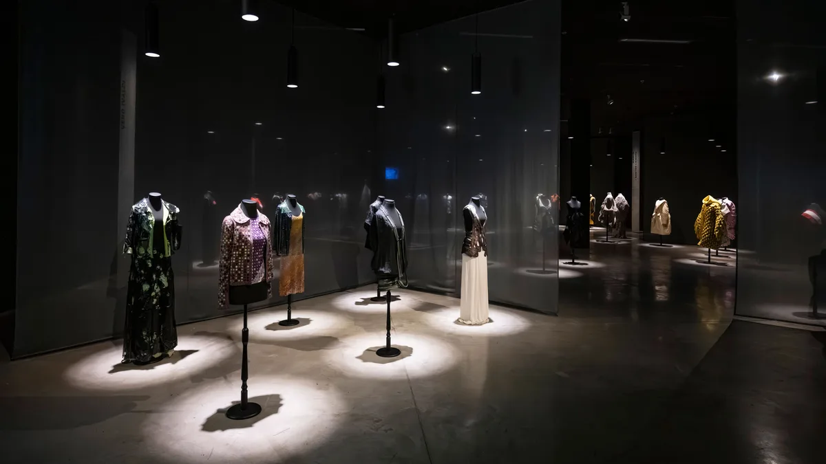 “Vestir mundos” en el Museo Moderno: un duelo convertido en moda, zapatillas deconstruidas y la crisis que empujó a reinventar la indumentaria argentina