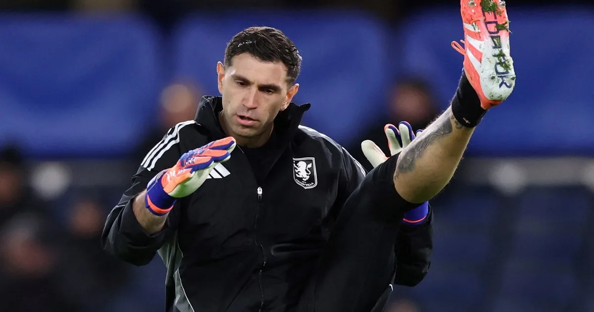 Los números del Dibu Martínez ante el Chelsea, su nuevo club