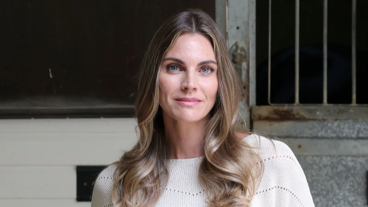 Cristina Solymosi, peluquera, sobre el nuevo color de pelo castaño de Amaia Salamanca: "Los matices chocolate y reflejos avellana en medios y puntas aportan luminosidad y movimiento"