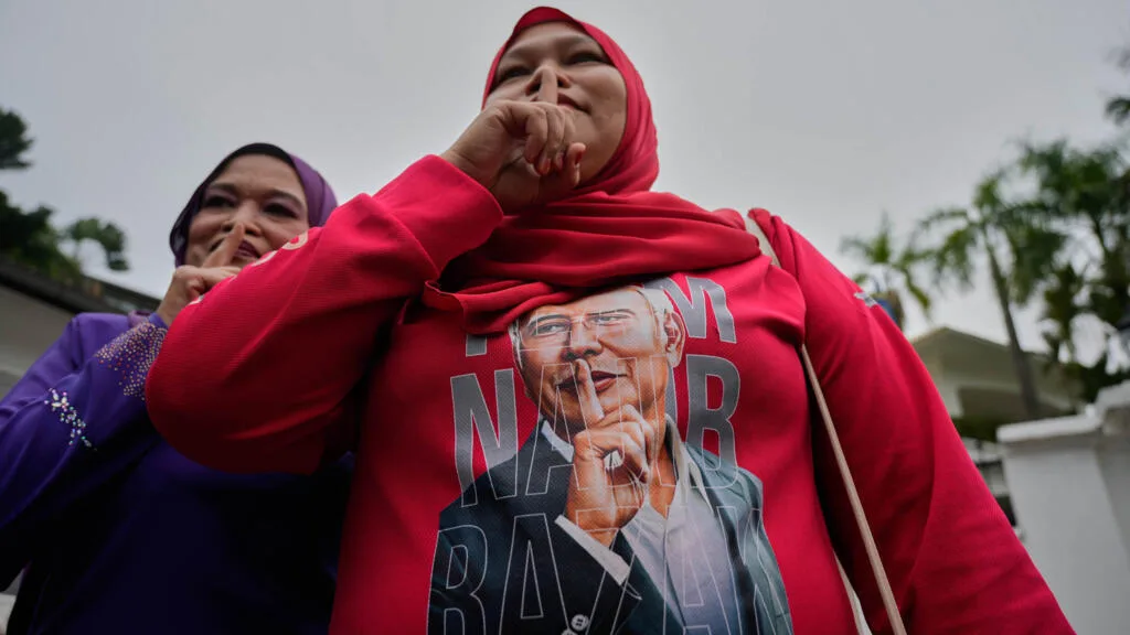 Malaisie: l'ex-Premier ministre Najib Razak, gracié sous condition par le roi, placé en résidence surveillée