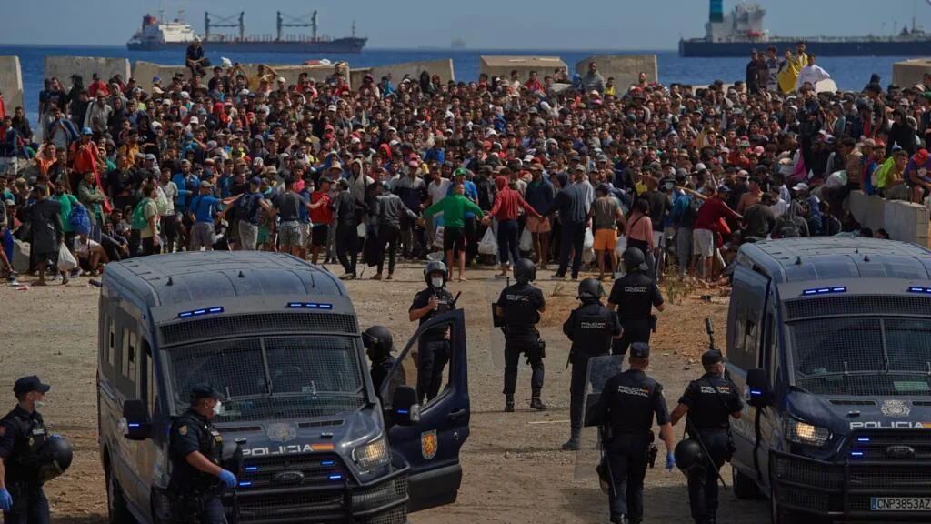 Crise migratória em Ceuta leva Itália e Espanha a prolongar controles nas fronteiras do Espaço Schengen