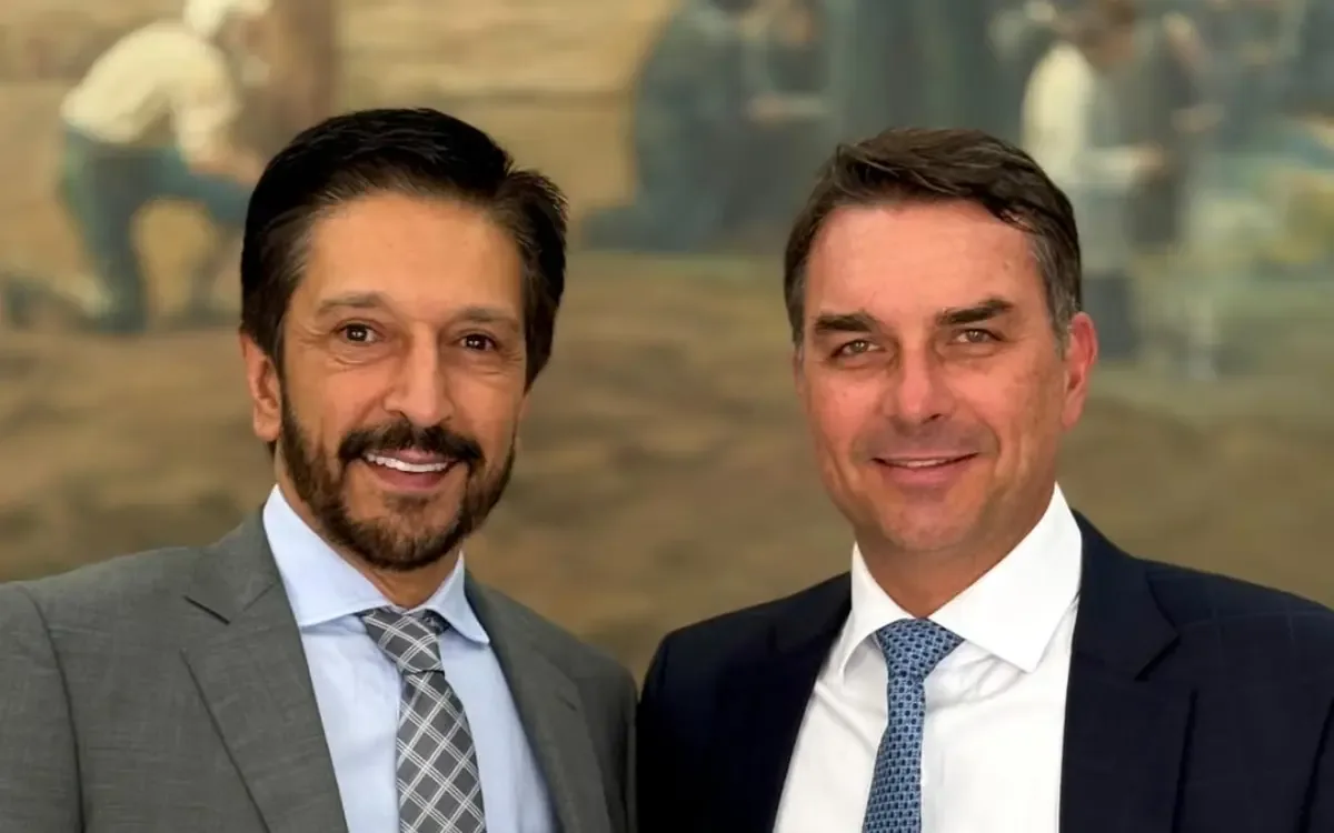 Flávio Bolsonaro faz piada de mau gosto com prefeito de SP e aliado protesta