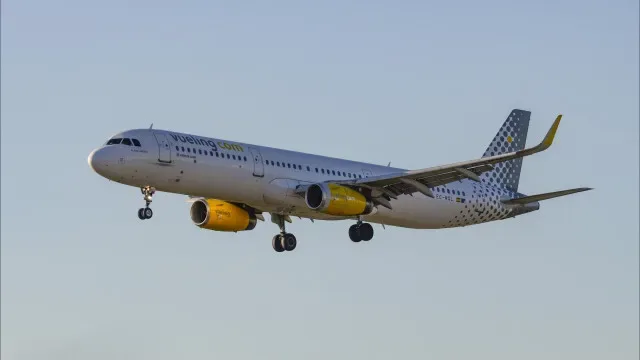 Avião aterra de emergência após colidir com pássaros. Motor incendiou