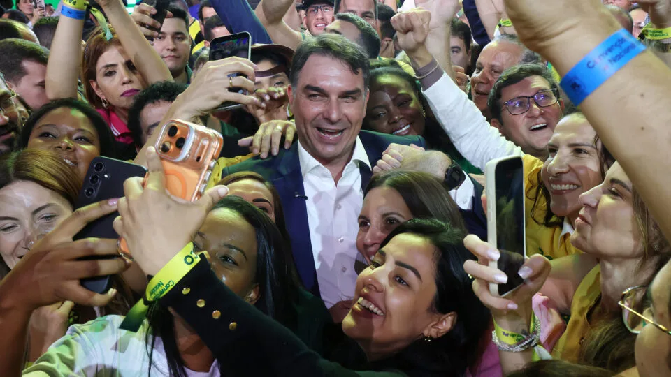 Flávio Bolsonaro promete mandato único para destravar apoios e a sucessão de 2030