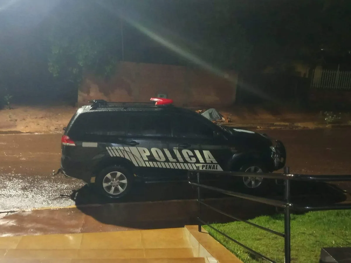 Bêbado furtou viatura no pátio de presídio durante tempestade