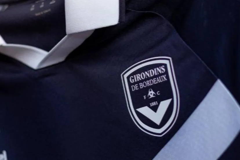« Nos couleurs sont ancrées dans le paysage » : plus que jamais sous la menace d'une liquidation judiciaire, les Girondins de Bordeaux dévoilent un nouveau maillot