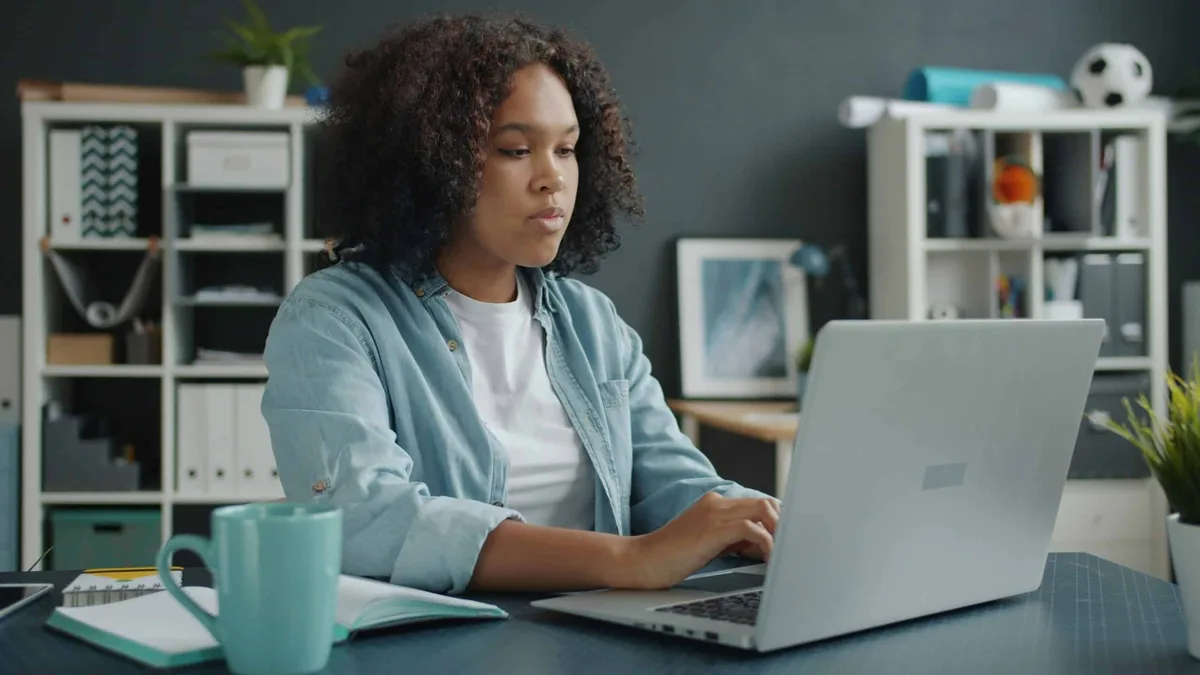 Latinas IA: nova tecnologia promete proteger mulheres da violência digital