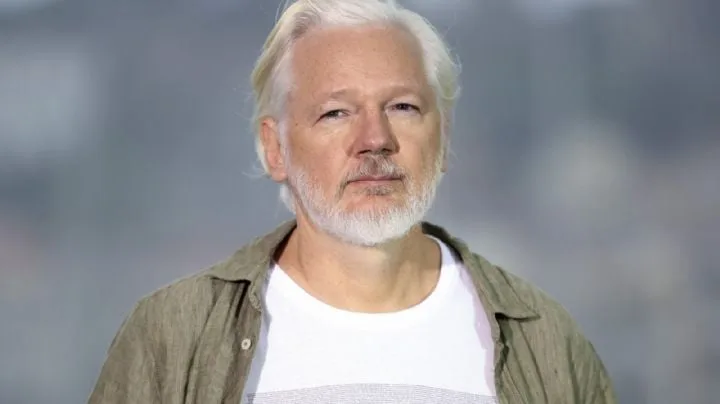 Assange reaparece com esposa grávida agradecendo pela liberdade