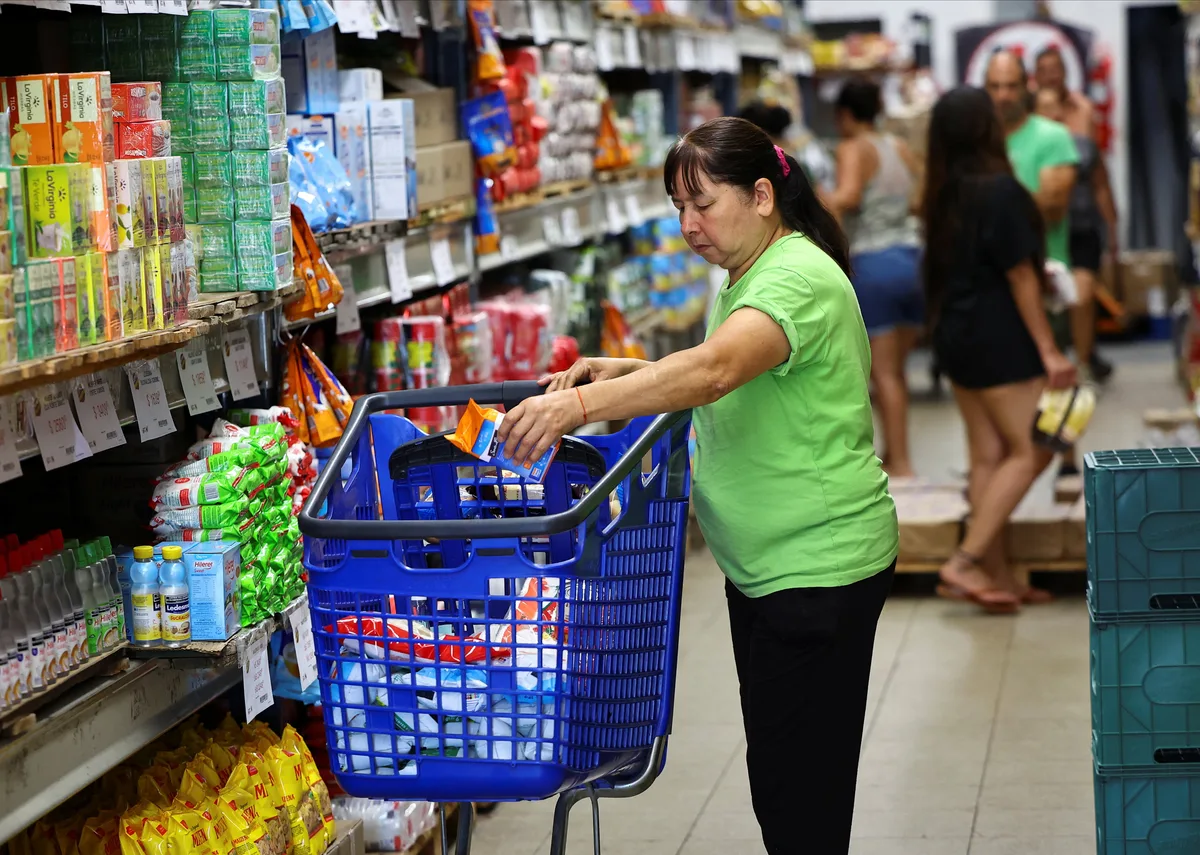 Las familias compran menos y cambian de marcas: cómo se modificó el consumo de alimentos