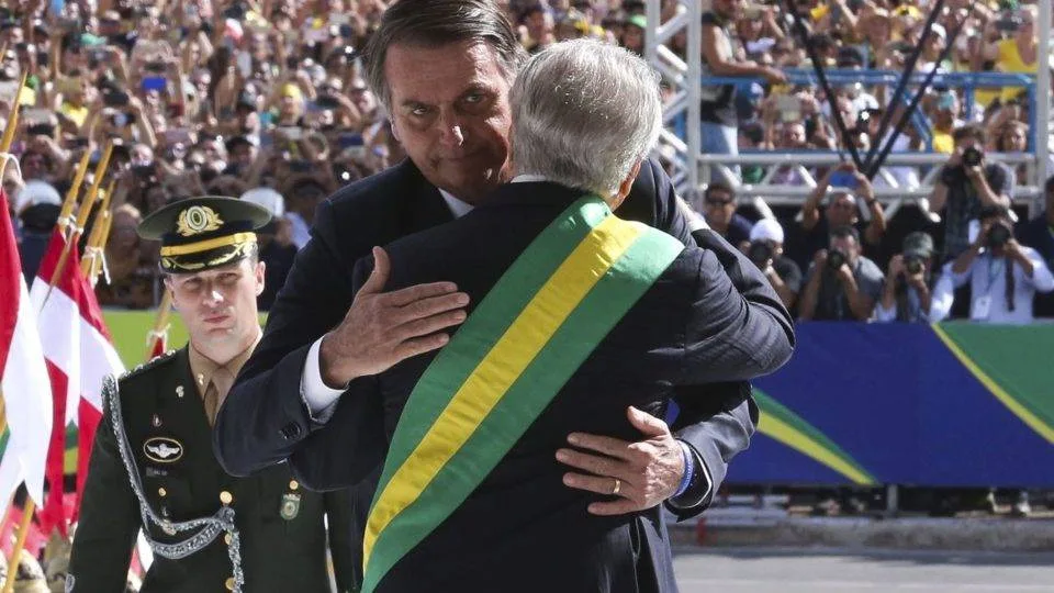 Lula ou Jair Bolsonaro: quem passaria a faixa presidencial para Flávio se ele for eleito?