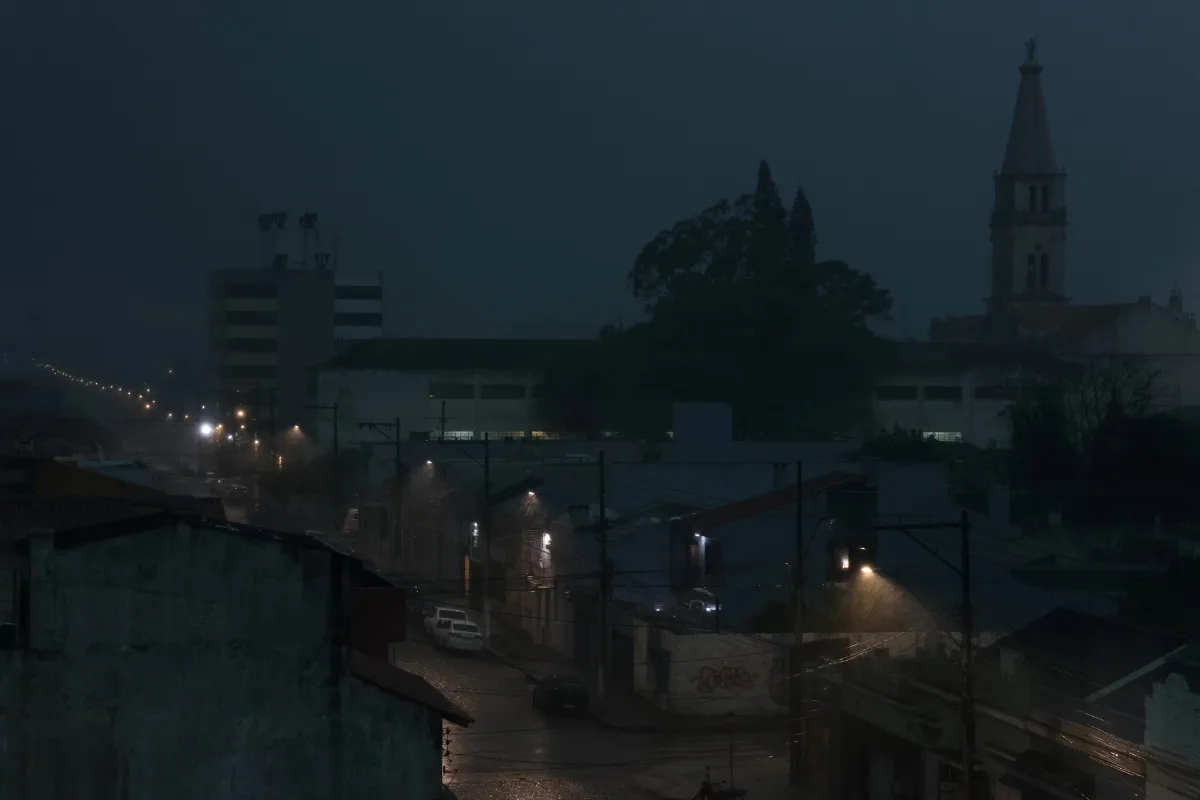 Temporal deixa céu escuro e transforma dia em “noite” no RS