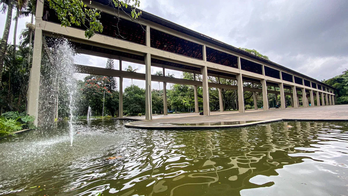 Na praça de Burle Marx, o medo trava a caneta