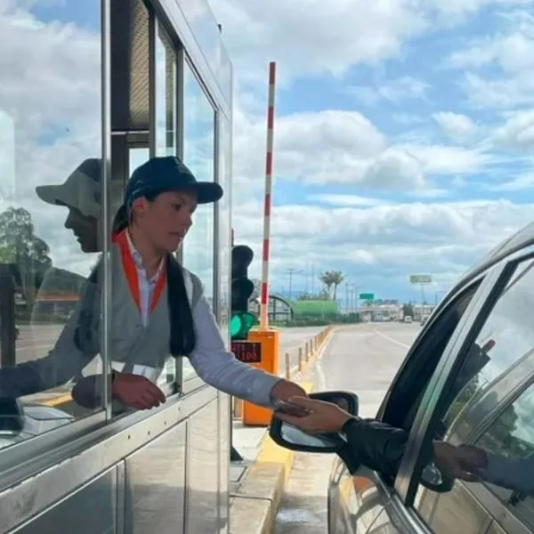 Proponen que nueva medida del Gobierno limite el pago en efectivo en peajes, taxis y transporte público: qué se necesita para que se cumpla