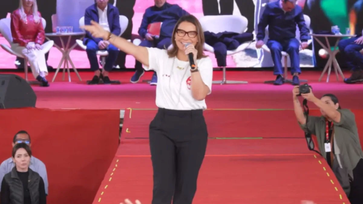 ‘Não é pra chegar brigando’: Janja orienta como converter votos para Lula e tem discurso interrompido em SC