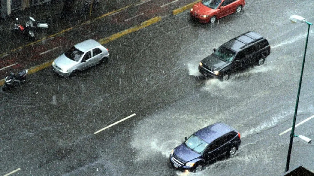 Fuertes lluvias causaron anegaciones en varios sectores de Caracas la tarde del #10Oct (VIDEOS)