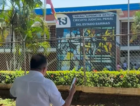 Wilmer Azuaje llevó el ataúd de Jovanny González a los tribunales de barinas
