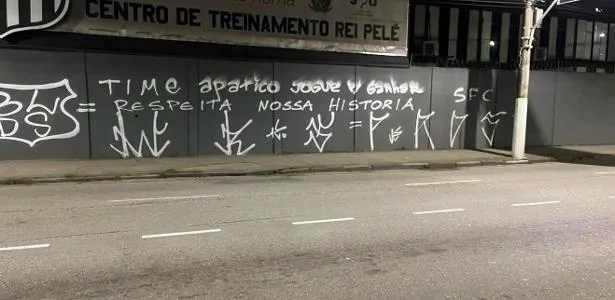 Muro do CT do Santos é pichado após derrota na Copa do Brasil