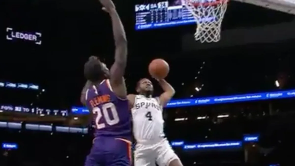 Spurs’ Fox posterizes Fleming with one-handed hammer