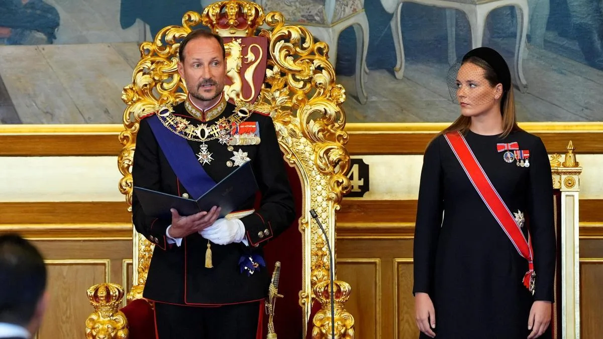 Haakon VIII, sin Mette-Marit, jura ante el Parlamento noruego