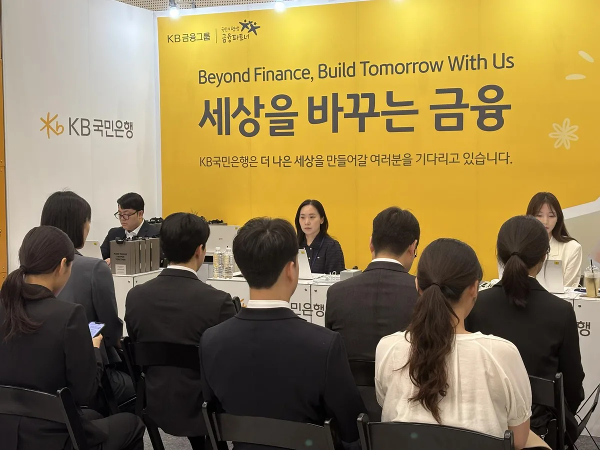금융권 공동채용 행사에 고교생·군인까지 찾았다…‘공채 혜택’ 현장 면접에 구슬땀