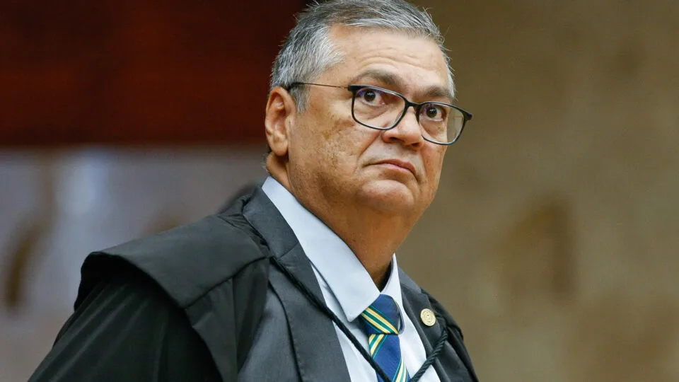 Dino publica frame de vídeo no Instagram para negar uso de carro oficial do TJ-MA