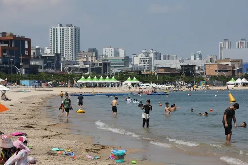 울산 35도 찜통폭염…처서에도 해수욕장 인파로 붐벼