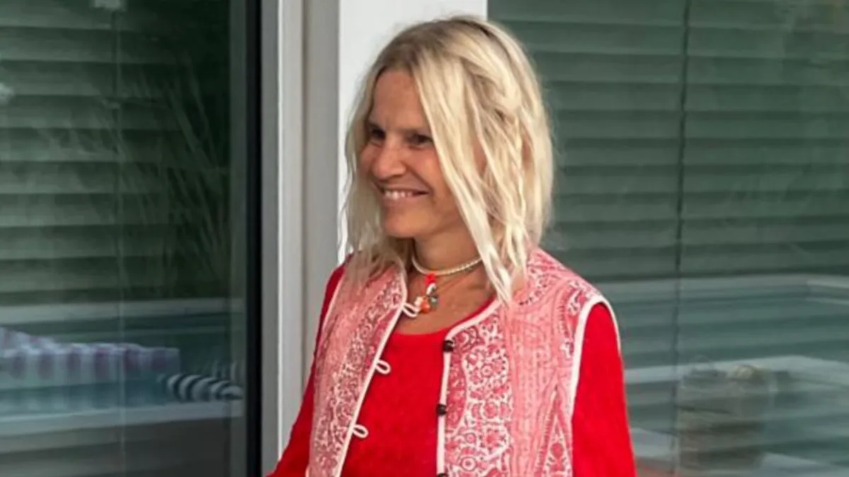 Eugenia Martínez de Irujo convierte el rojo en protagonista del verano y vuelve a su inconfundible estilo bohemio