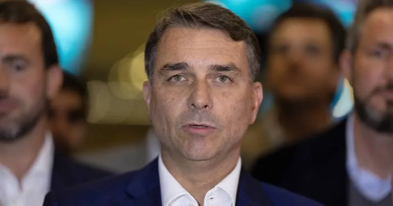 Flávio Bolsonaro promete conceder amnistia ao pai