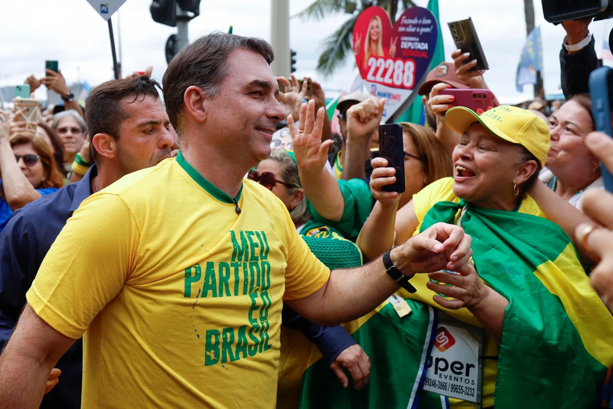 Flávio Bolsonaro sumó a su equipo de campaña presidencial a un exministro de su padre