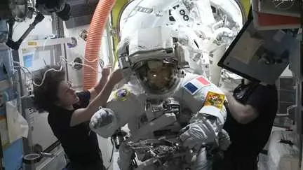 "Le lendemain, je suis courbaturée de partout" : le scaphandre vieillissant de Sophie Adenot, avec lequel elle effectue sa deuxième sortie dans l'espace
