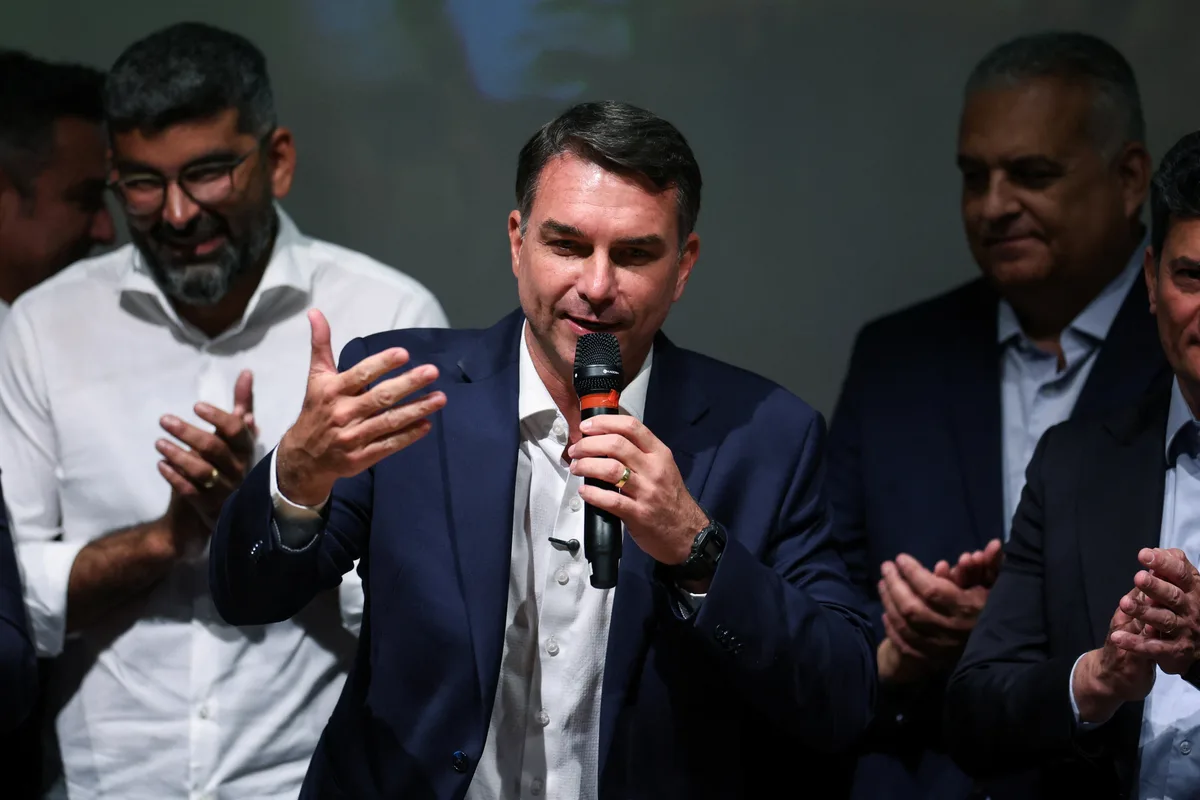 Interlocutores de Flávio Bolsonaro procuram Gilmar Mendes e discutem relação com STF em caso de vitória