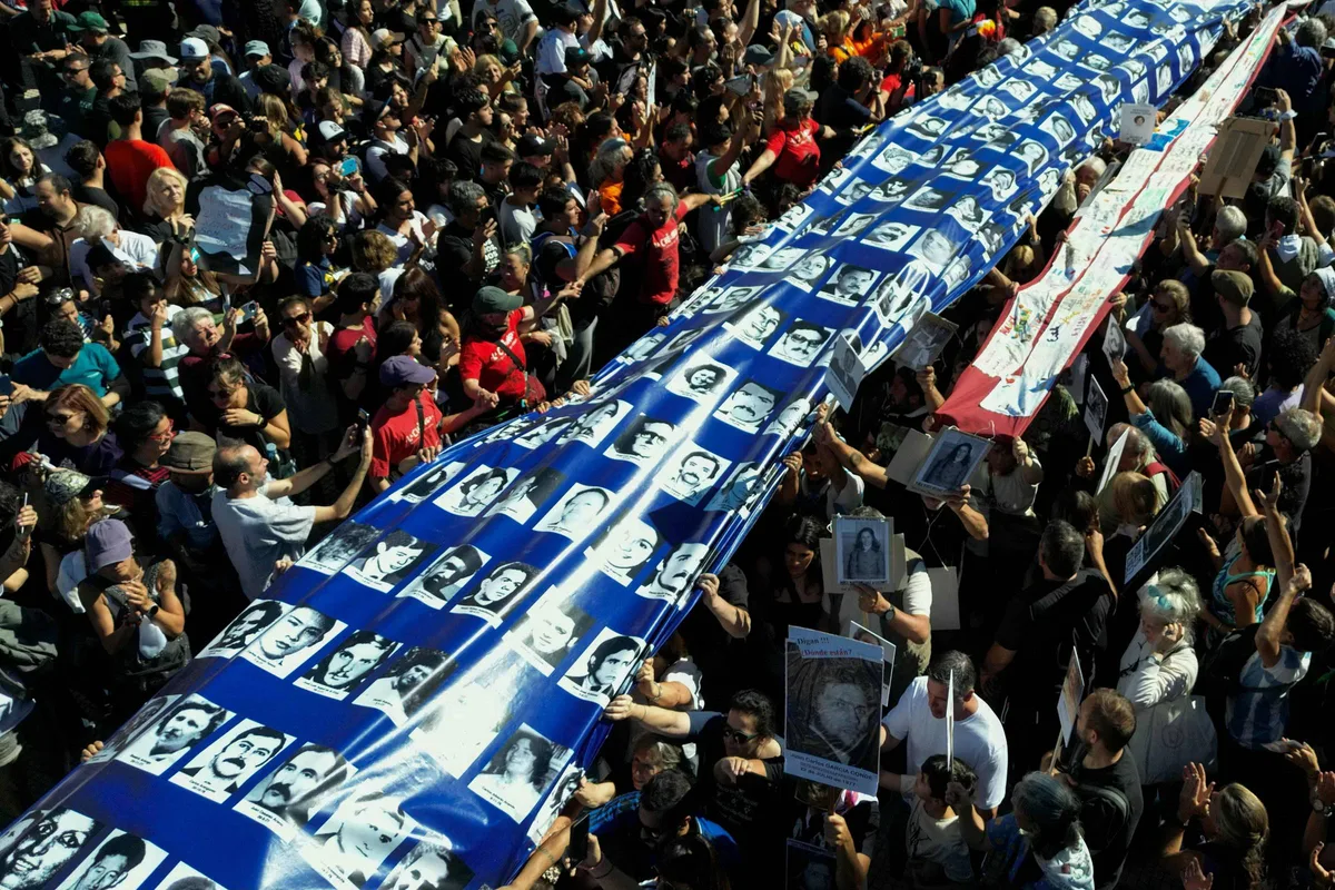 Livro 'Born' expõe violência política antes do golpe na Argentina
