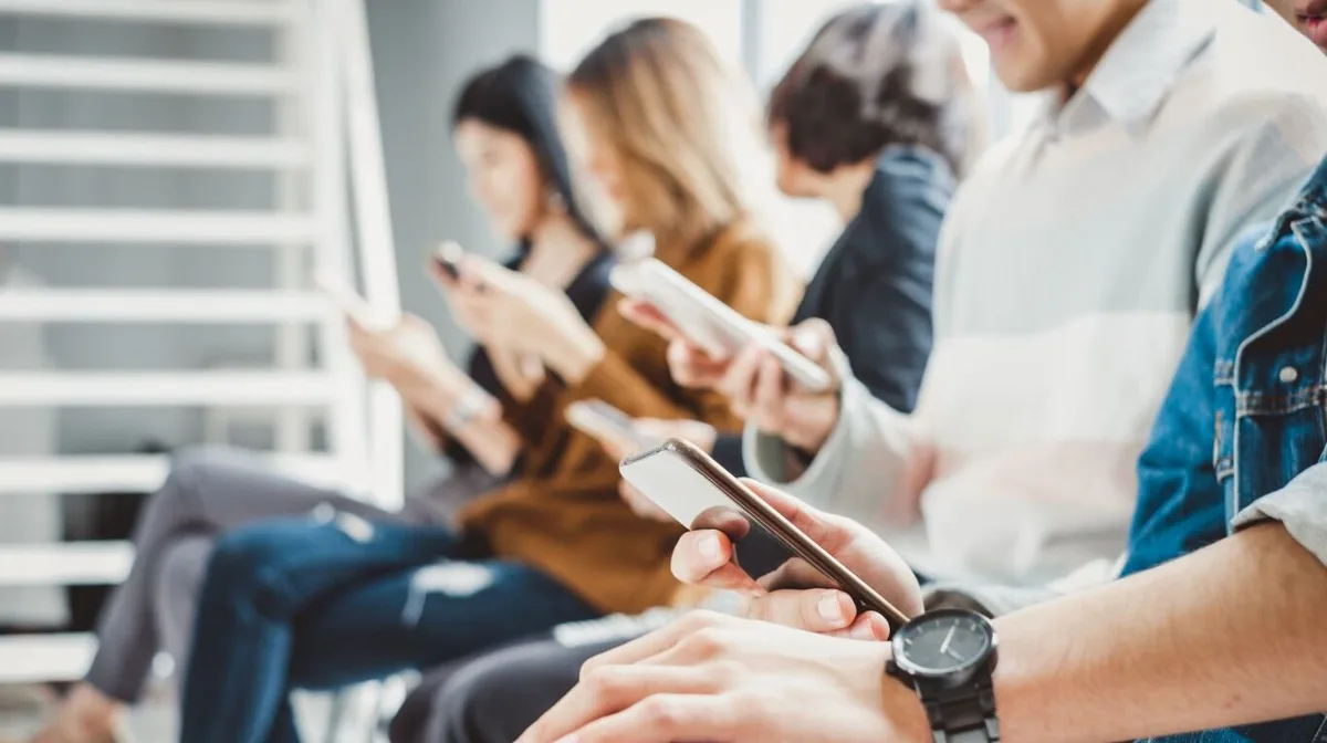 Tres de cada diez empresas monitorean las redes sociales de sus empleados: qué buscan