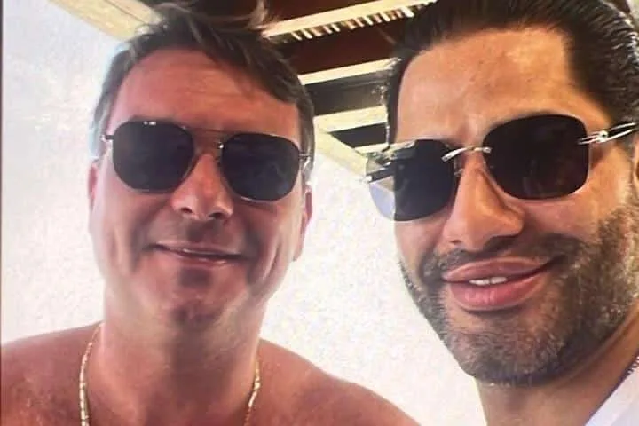 Flávio Bolsonaro e Sicário: entenda tudo sobre a foto e relação entre candidato e capanga de Vorcaro