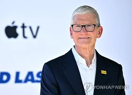 "퇴임 앞둔 팀쿡, 애플 송별회에 동성연인 참석"