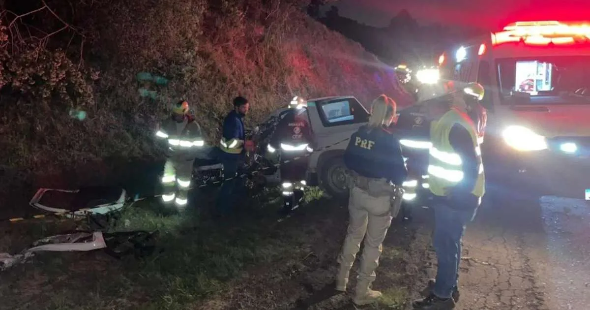 Homem morre após colisão frontal entre caminhonete e carreta na BR-386, em São José do Herval