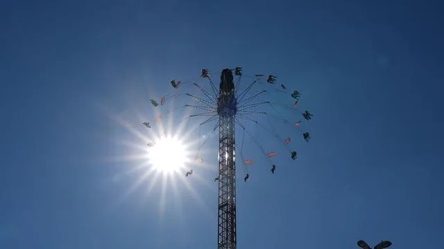 Sommerdom: Menschen hängen im Kettenkarussell auf Hamburger Dom fest