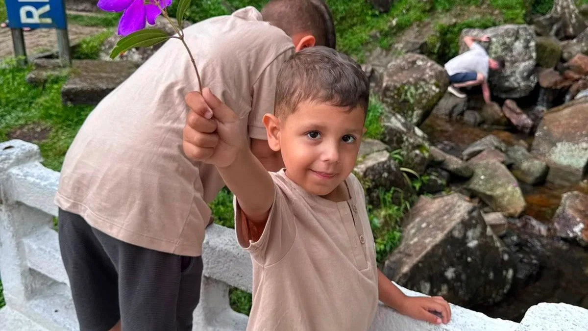 ‘Chance de manter meu filho vivo’: menino de 4 anos com tumor cerebral raro consegue tratamento alternativo de R$ 1 milhão e família pede ajuda em SC