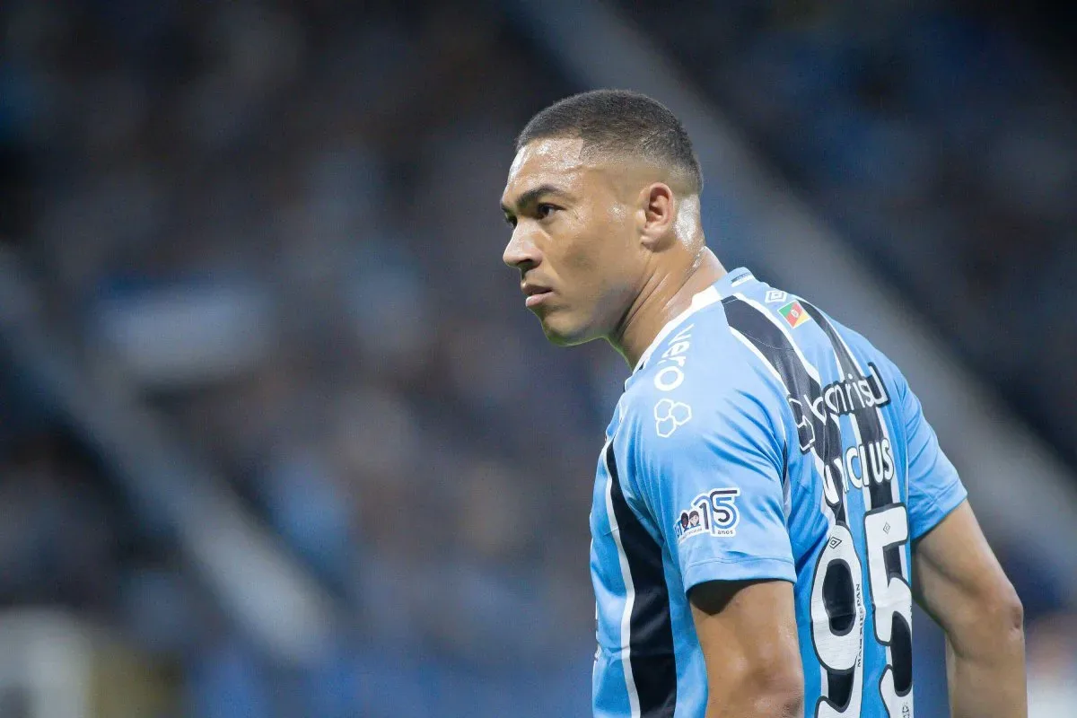 Carlos Vinícius quebra o silêncio sobre renovação e Grêmio teme perder o atacante