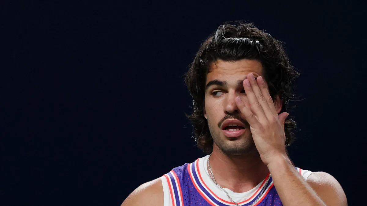 Alcaraz se queda sin soluciones contra Bergs en Shanghái: adiós al trono del tenis mundial (7-5 y 7-6)